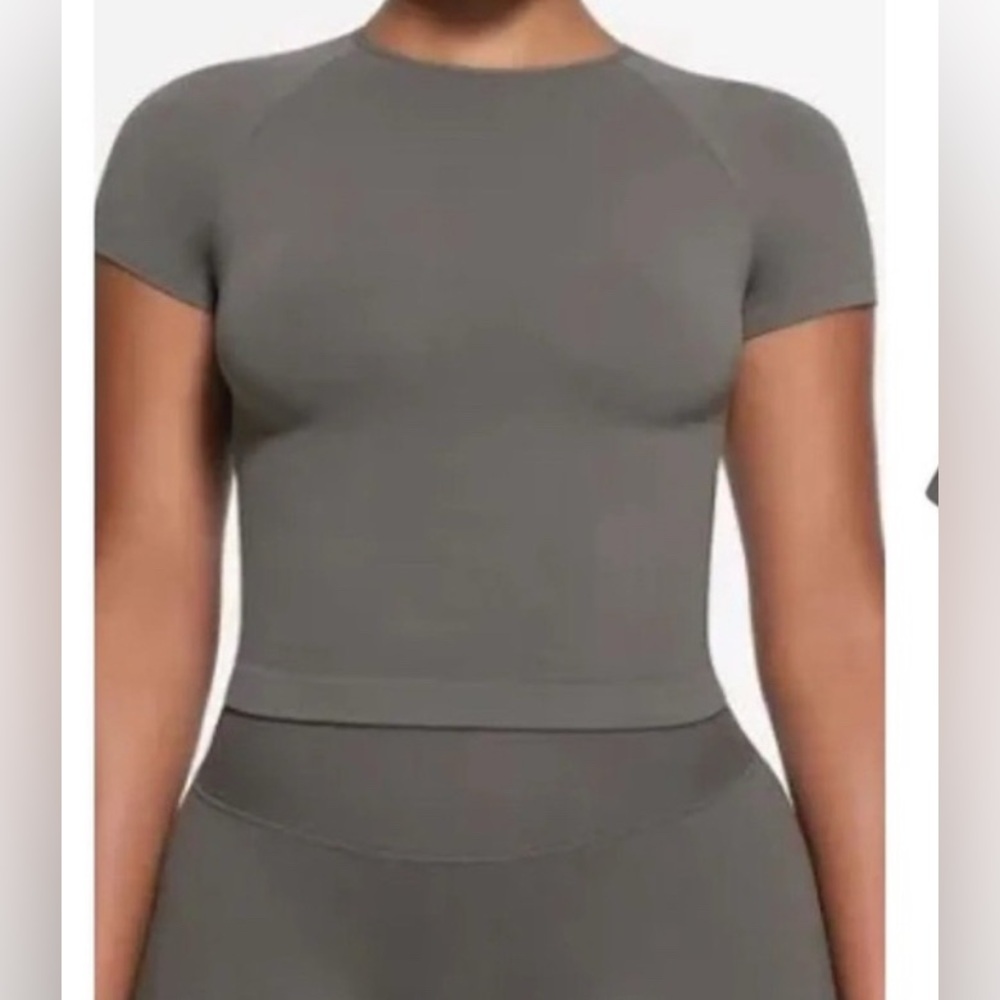 NWT SKIMS FITS EVERYBODY SHORT SLEEVE T SHIRT in Gunmetal color